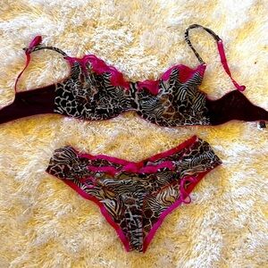 Cassandra zebra /cheetah  underwire bra set w pink lace trim 36C panties NWOT M